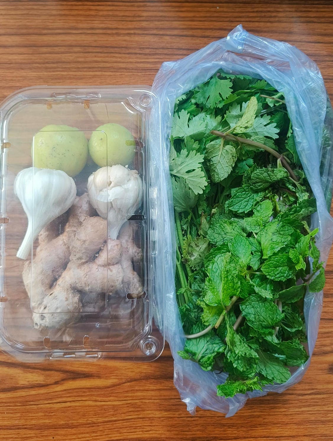 Essentials (Garlic 100g + Ginger 100g + Green Chilli 100g + Coriander 50g + Mint 30g + Lemon Free)
